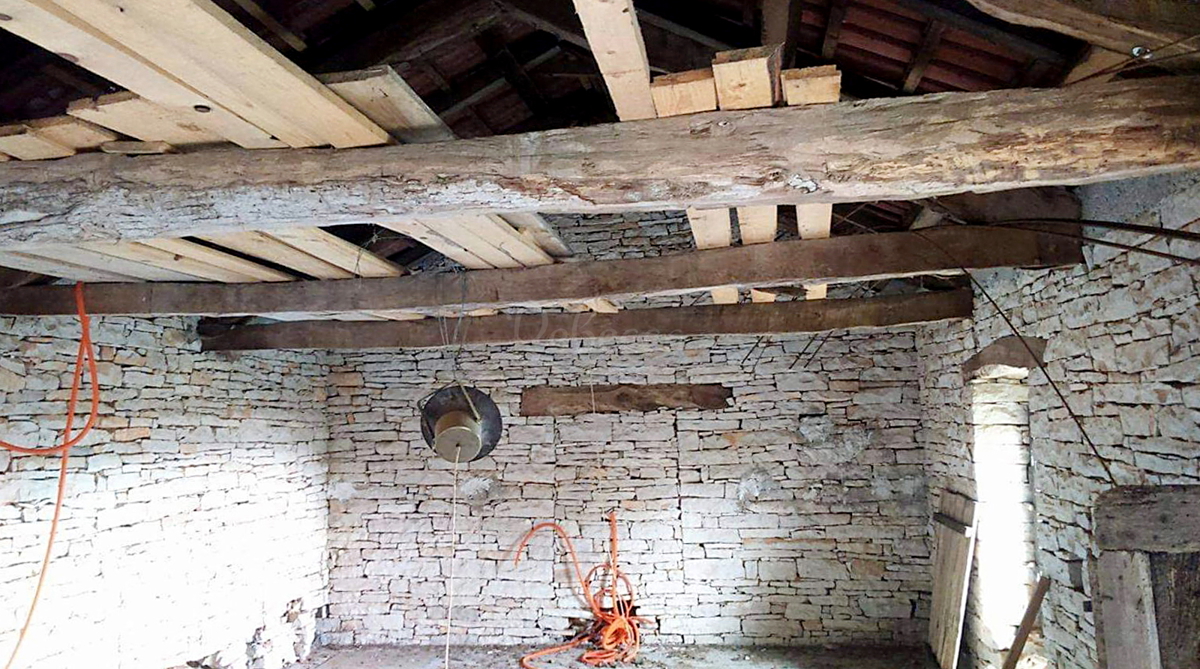 Oprtalj: Casa 80 m2, terreno 4498 m2