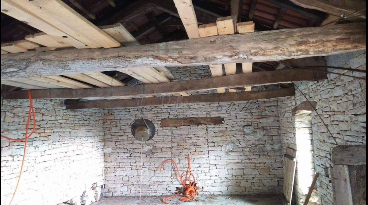 Oprtalj: Casa 80 m2, terreno 4498 m2