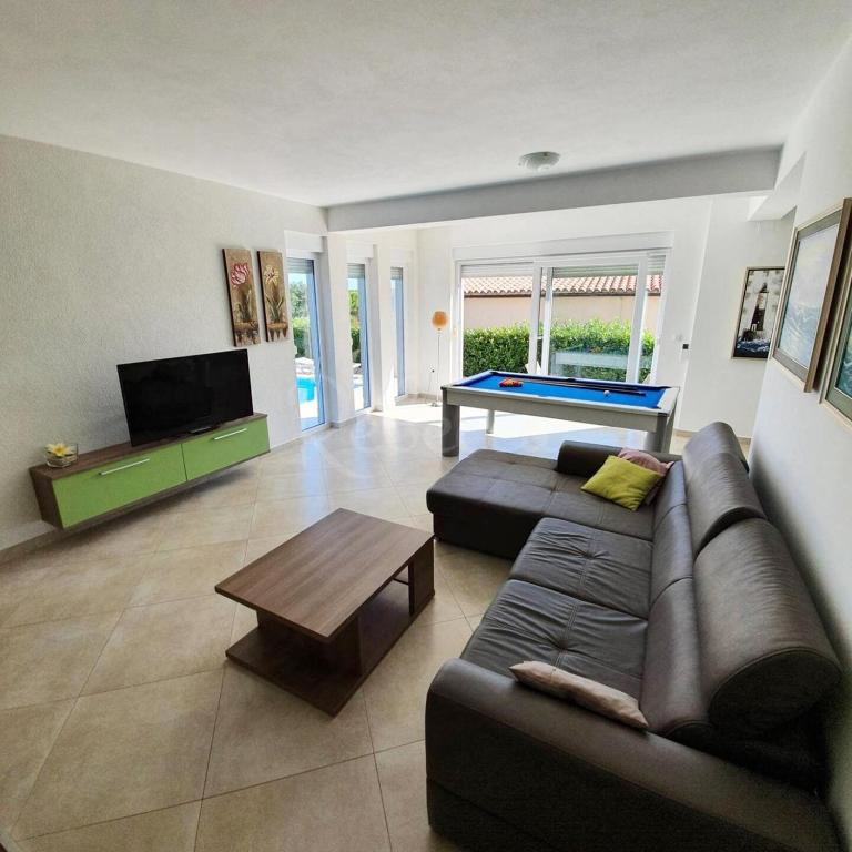 Villa con piscina, 180 m2, vista mare, Pomer