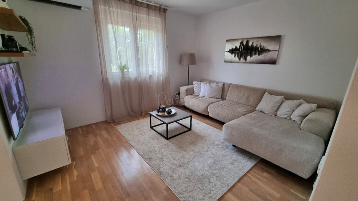 Appartamento 2° piano, 61 m2, 2 camere da letto, terrazzo, parcheggio, Pula