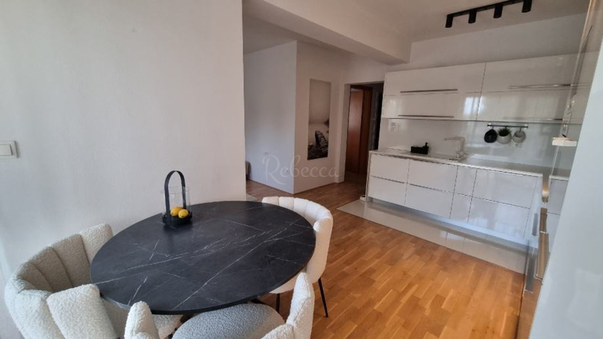 Appartamento 2° piano, 61 m2, 2 camere da letto, terrazzo, parcheggio, Pula