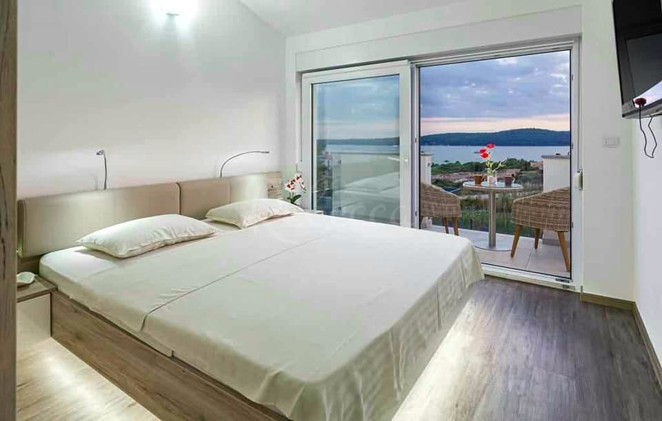 MEDULINO, VILLA CON VISTA MARE