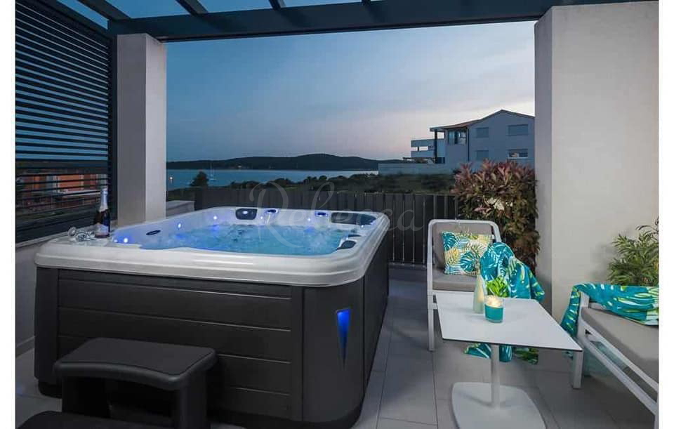 MEDULINO, VILLA CON VISTA MARE