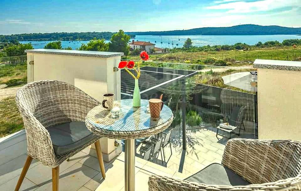 MEDULINO, VILLA CON VISTA MARE