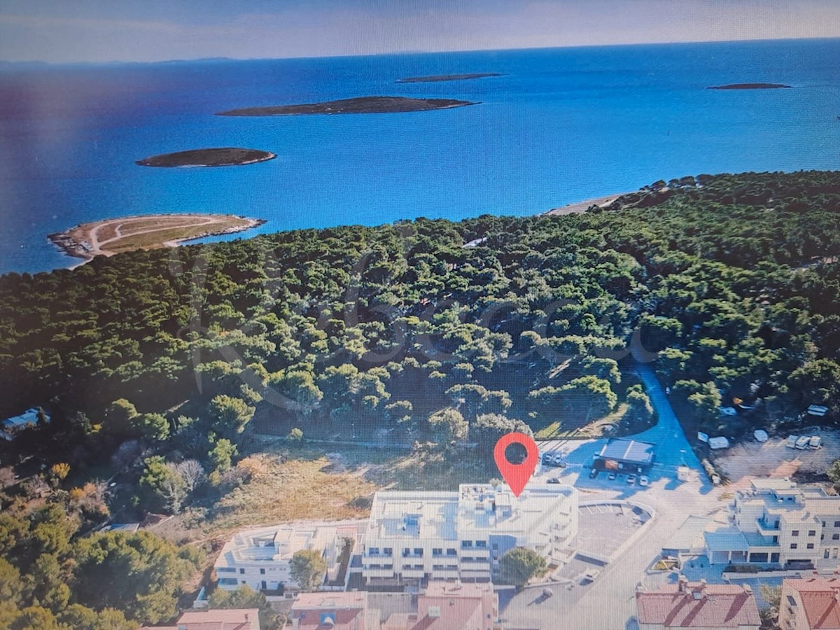 Vendita di un appartamento esclusivo a Premantura, con una superficie abitabile registrata di 104 m2, il prezzo include una grande terrazza sul tetto di 140 m2 come unica proprietà con vista sul mare, la prima fila della casa