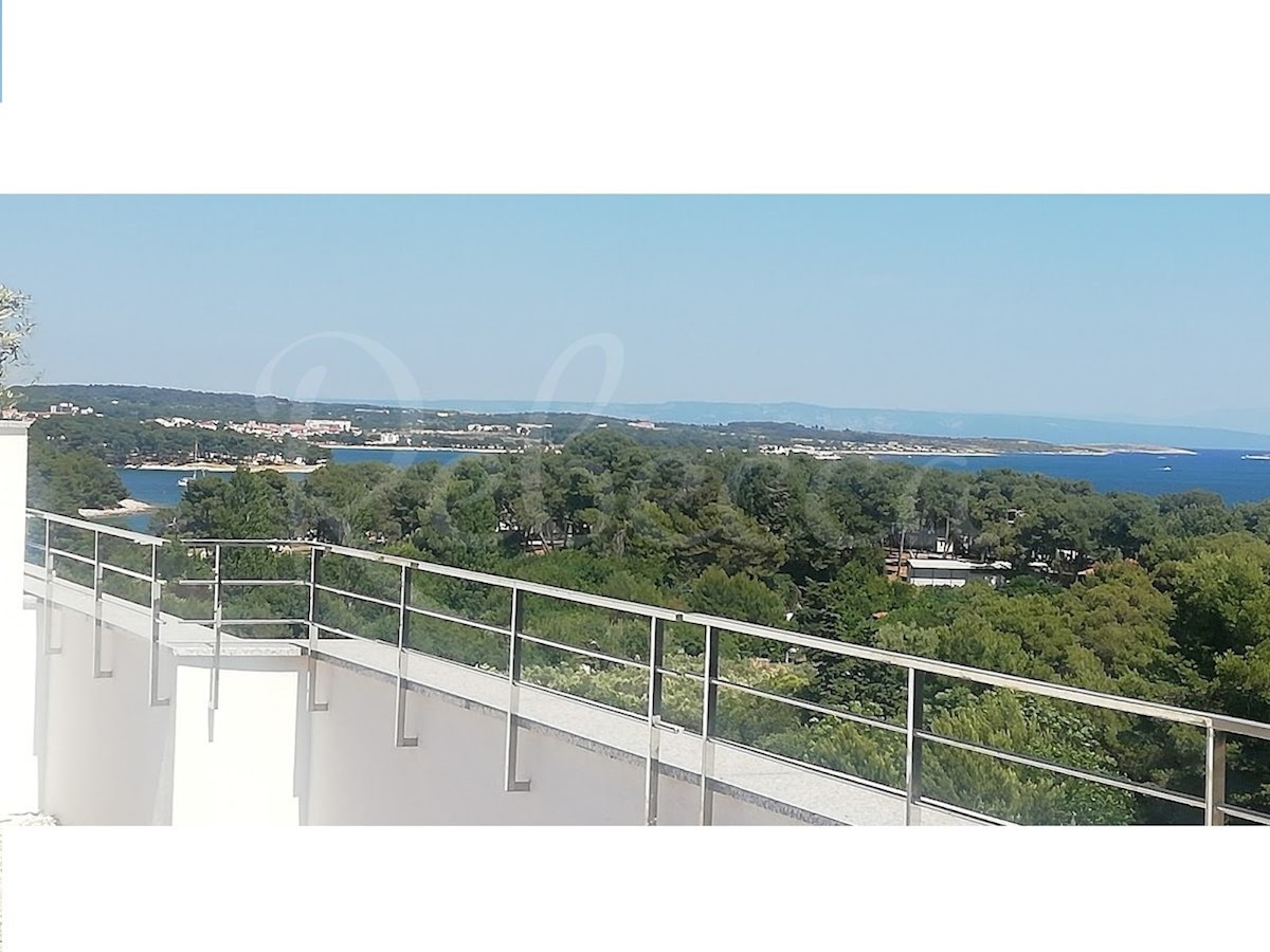 Vendita di un appartamento esclusivo a Premantura, con una superficie abitabile registrata di 104 m2, il prezzo include una grande terrazza sul tetto di 140 m2 come unica proprietà con vista sul mare, la prima fila della casa