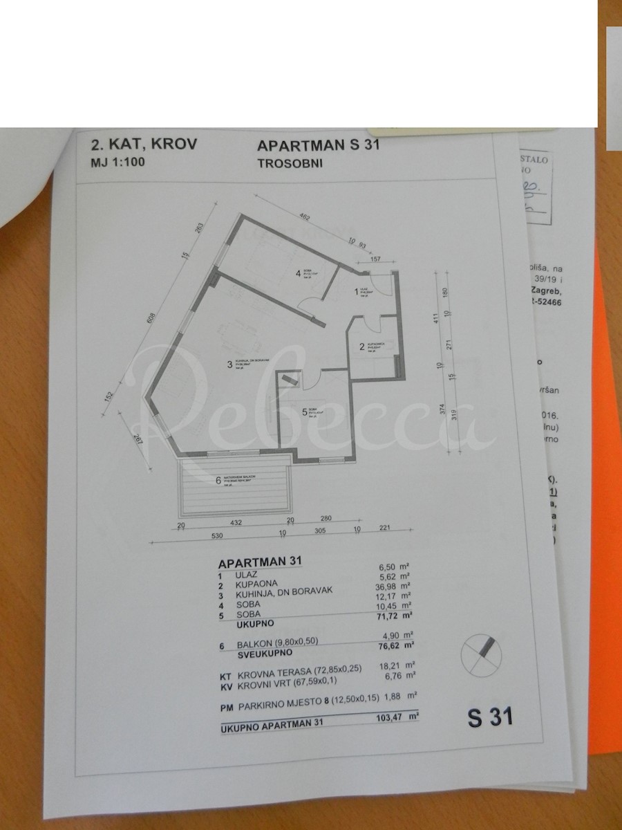 Vendita di un appartamento esclusivo a Premantura, con una superficie abitabile registrata di 104 m2, il prezzo include una grande terrazza sul tetto di 140 m2 come unica proprietà con vista sul mare, la prima fila della casa