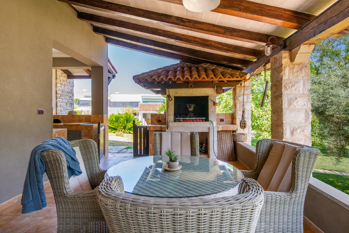 Casa indipendente con piscina, Liznjan