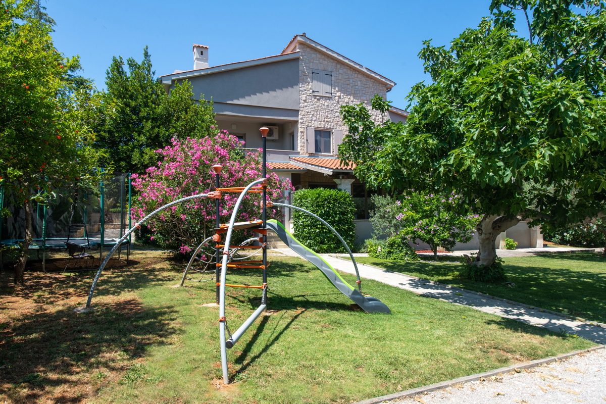 Casa indipendente con piscina, Liznjan