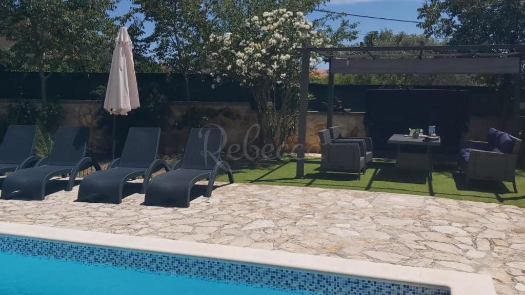 Villa indipendente con piscina, vicino al centro della città, Pola