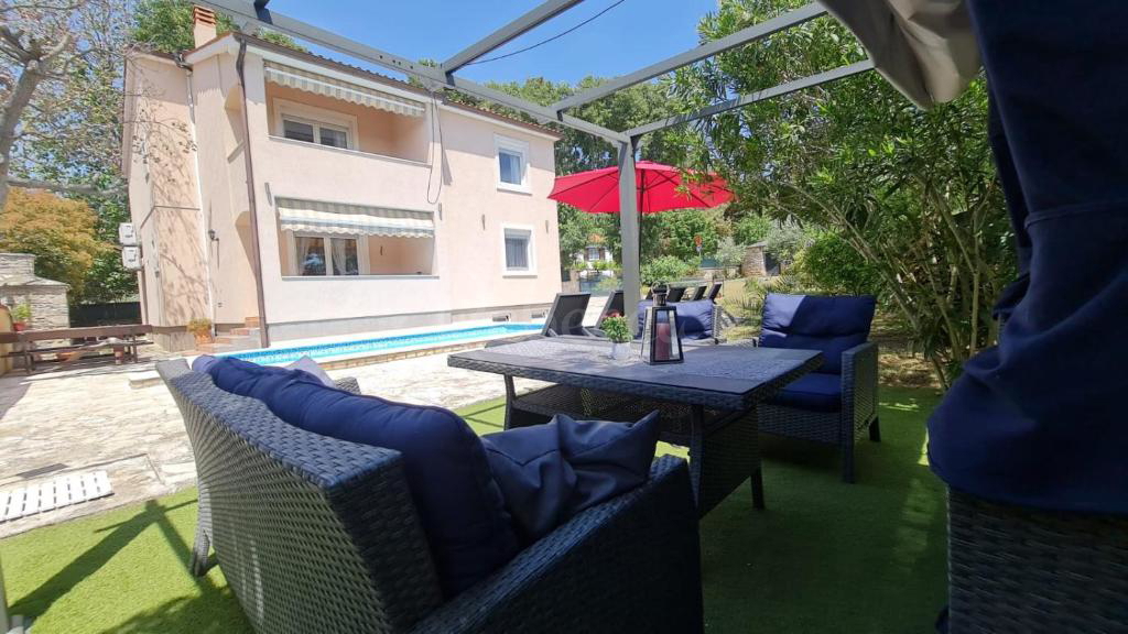 Villa indipendente con piscina, vicino al centro della città, Pola