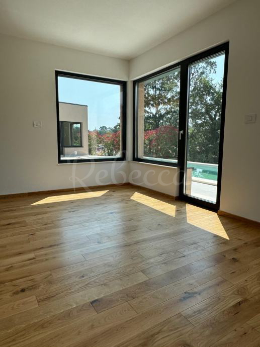 Nuova casa con piscina, tre camere da letto, giardino, vicino a Gimino
