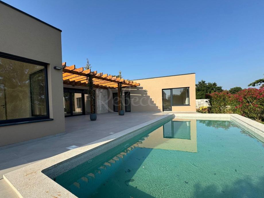 Nuova casa con piscina, tre camere da letto, giardino, vicino a Gimino