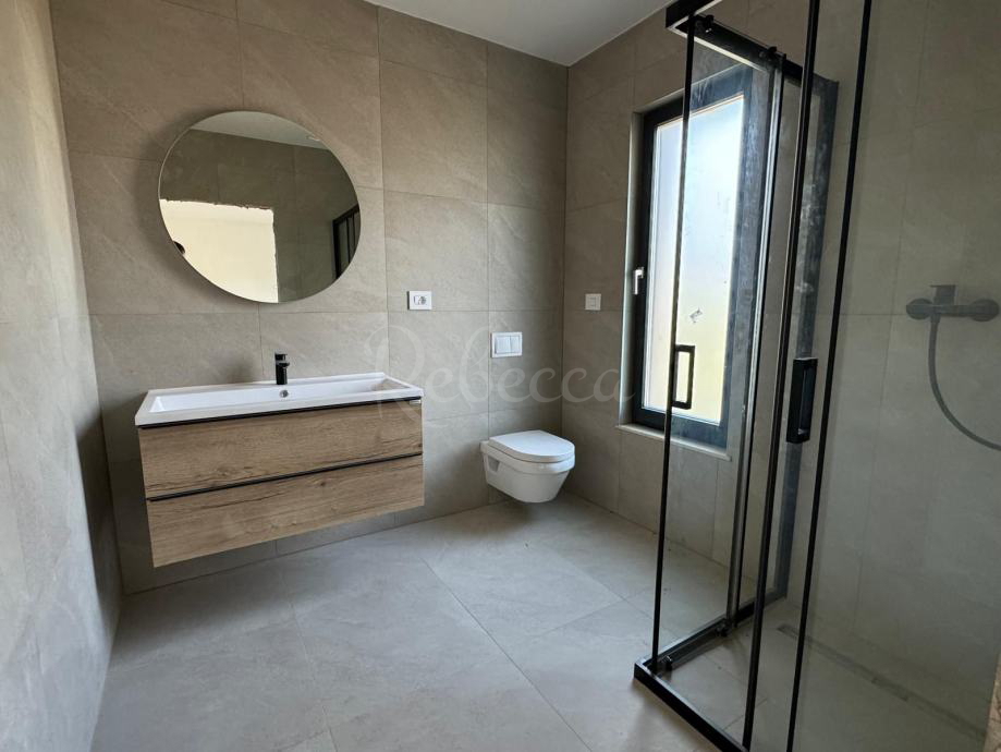 Nuova casa con piscina, tre camere da letto, giardino, vicino a Gimino
