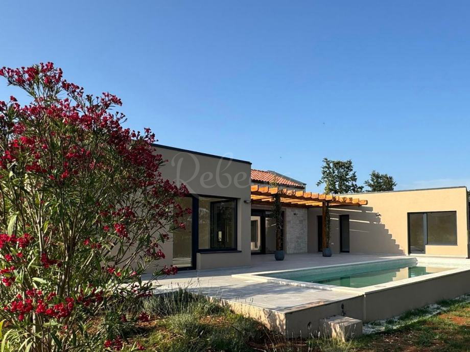 Nuova casa con piscina, tre camere da letto, giardino, vicino a Gimino