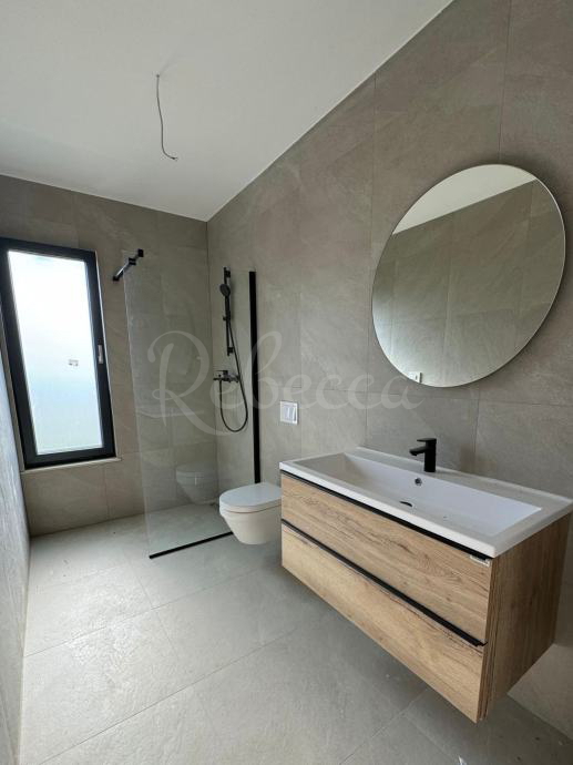 Nuova casa con piscina, tre camere da letto, giardino, vicino a Gimino