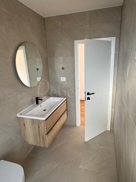 Nuova casa con piscina, tre camere da letto, giardino, vicino a Gimino