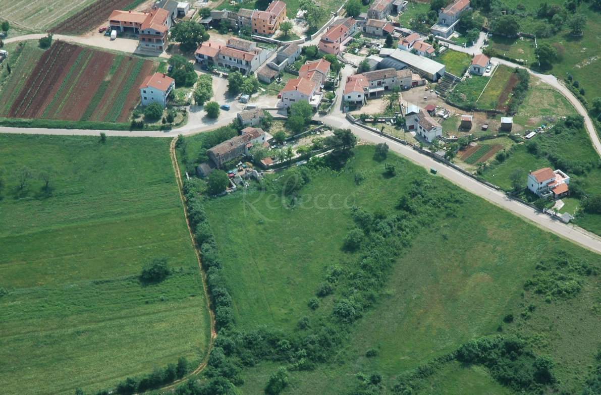 Ampia proprietà di 7800 m2, terreno edificabile, vicinanza a Bale