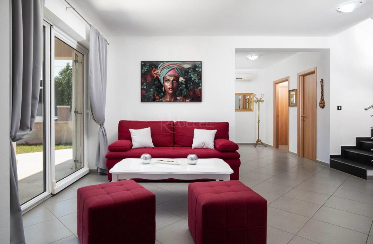 Casa completamente arredata con piscina e garage a Loborica – ideale per famiglia o investimento