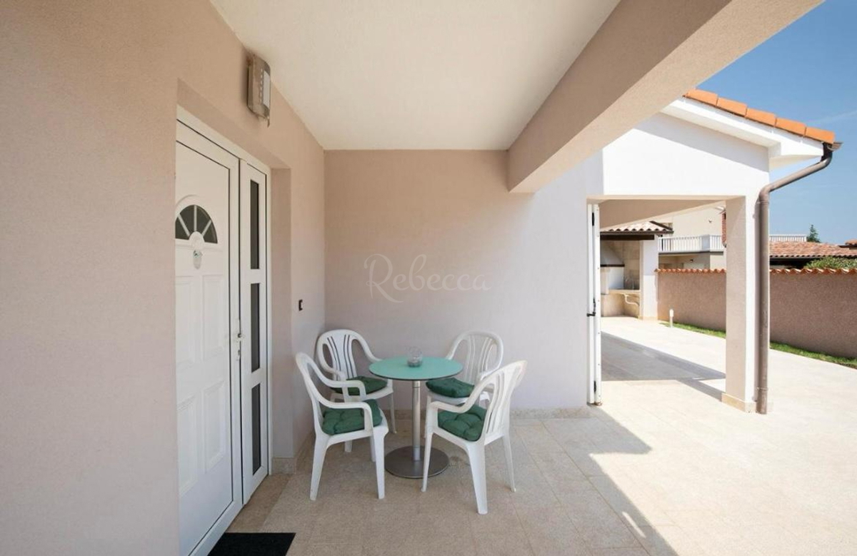 Casa completamente arredata con piscina e garage a Loborica – ideale per famiglia o investimento