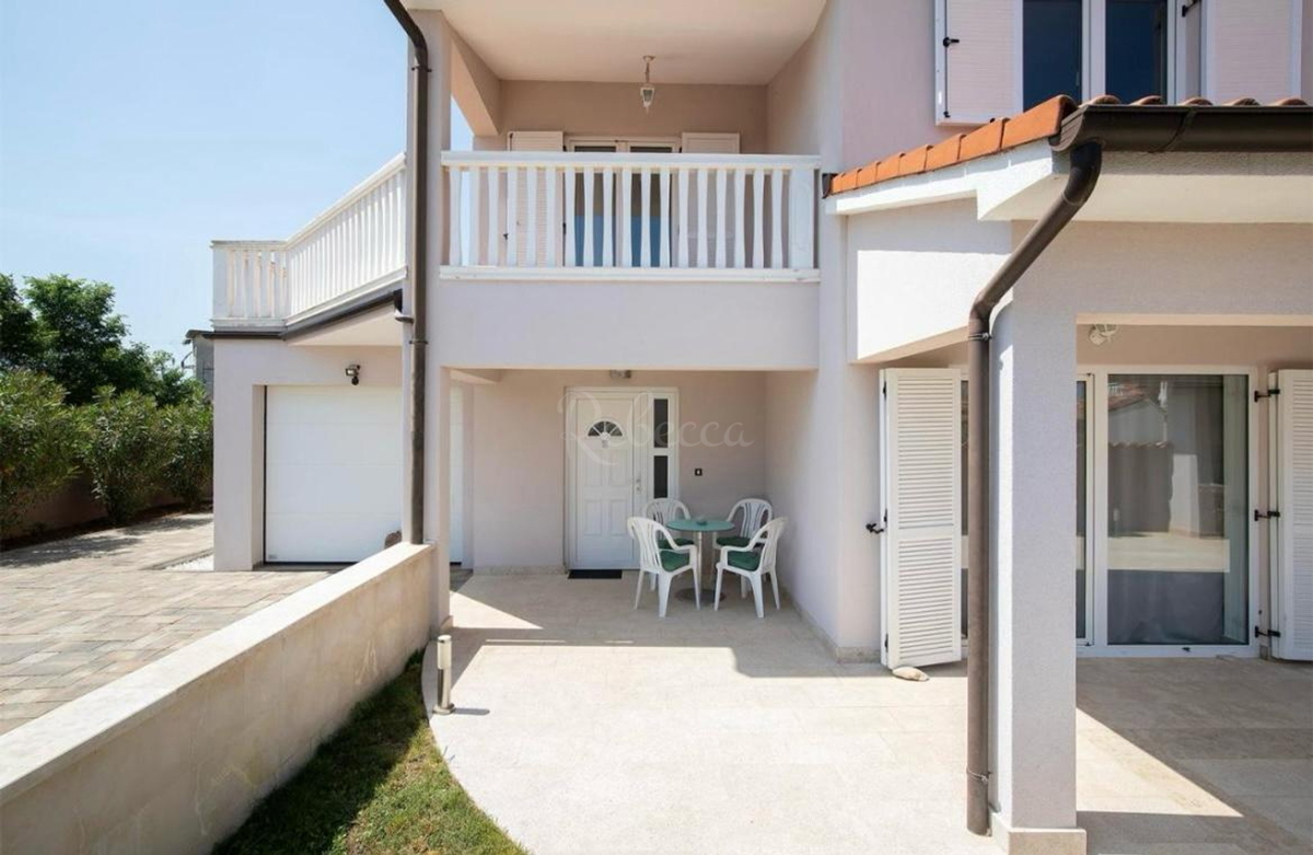 Casa completamente arredata con piscina e garage a Loborica – ideale per famiglia o investimento