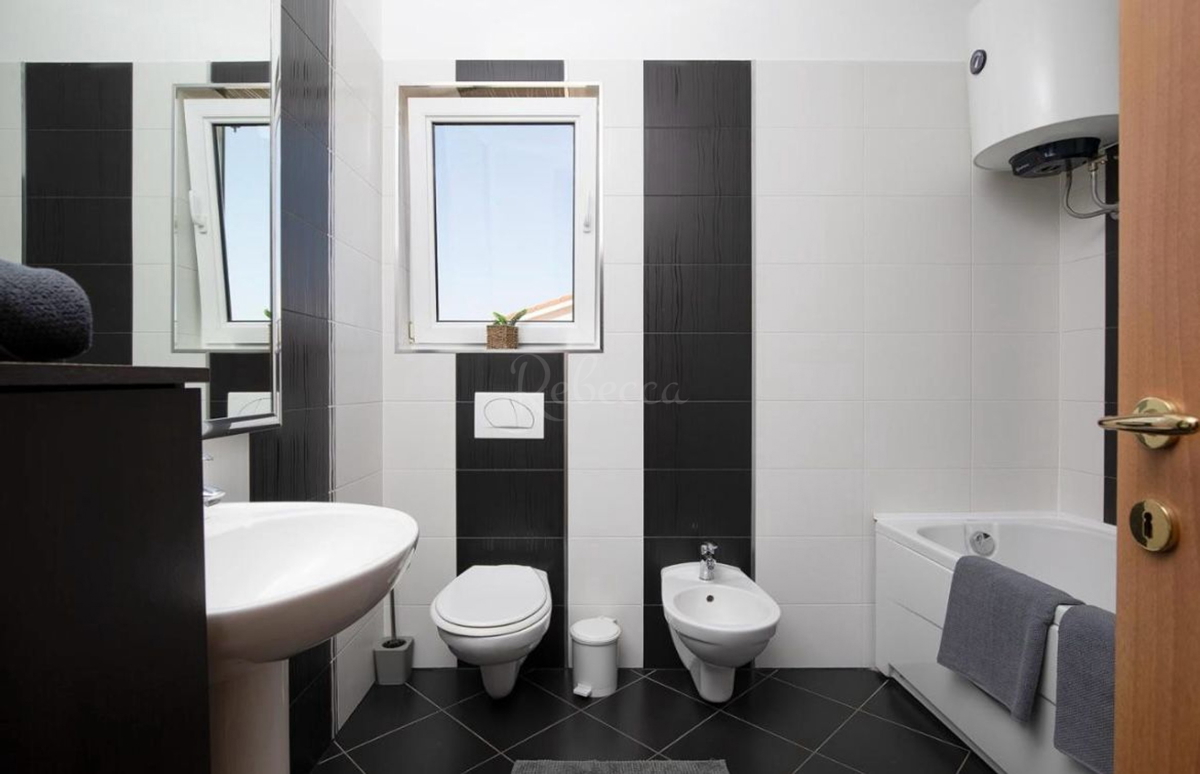 Casa completamente arredata con piscina e garage a Loborica – ideale per famiglia o investimento