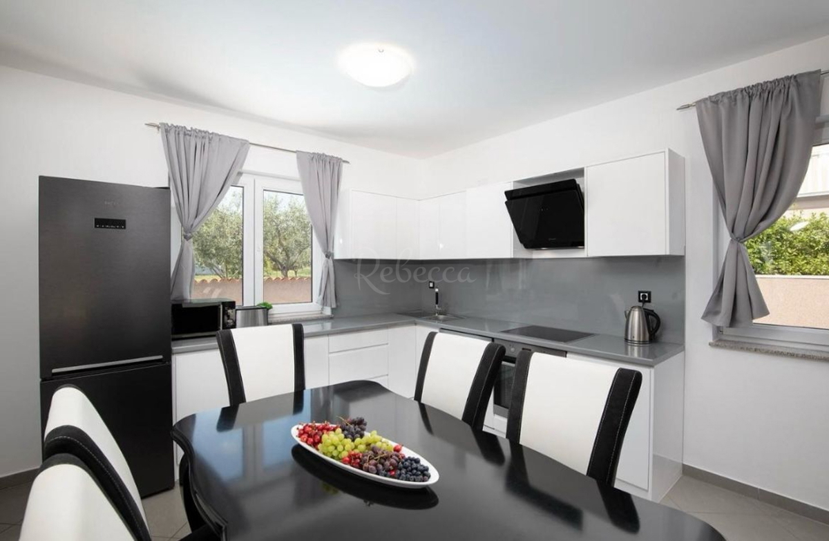 Casa completamente arredata con piscina e garage a Loborica – ideale per famiglia o investimento