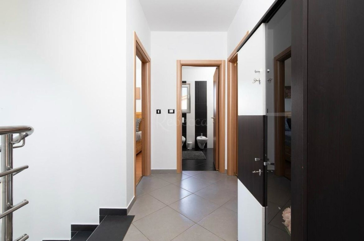 Casa completamente arredata con piscina e garage a Loborica – ideale per famiglia o investimento