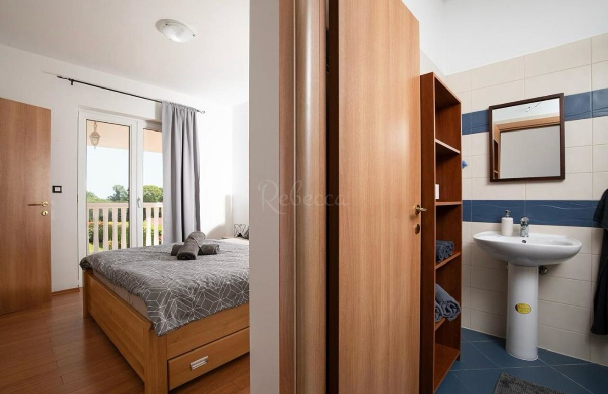 Casa completamente arredata con piscina e garage a Loborica – ideale per famiglia o investimento