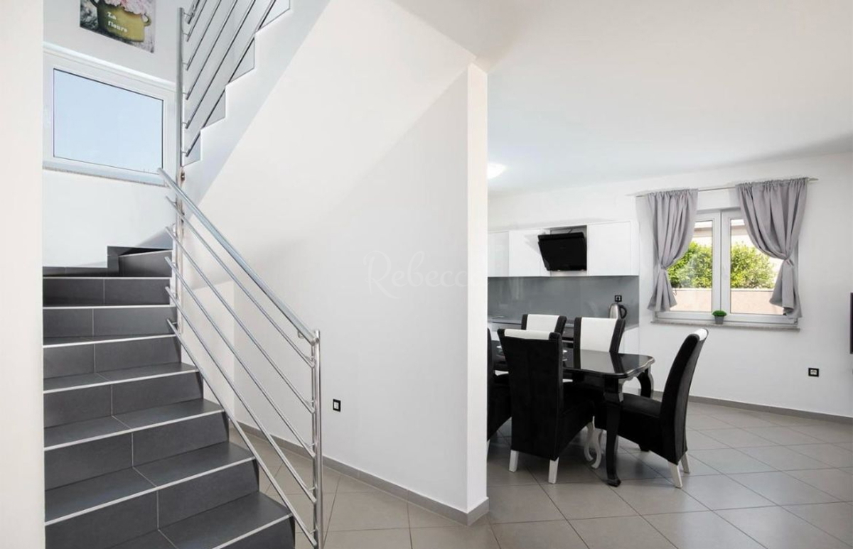 Casa completamente arredata con piscina e garage a Loborica – ideale per famiglia o investimento