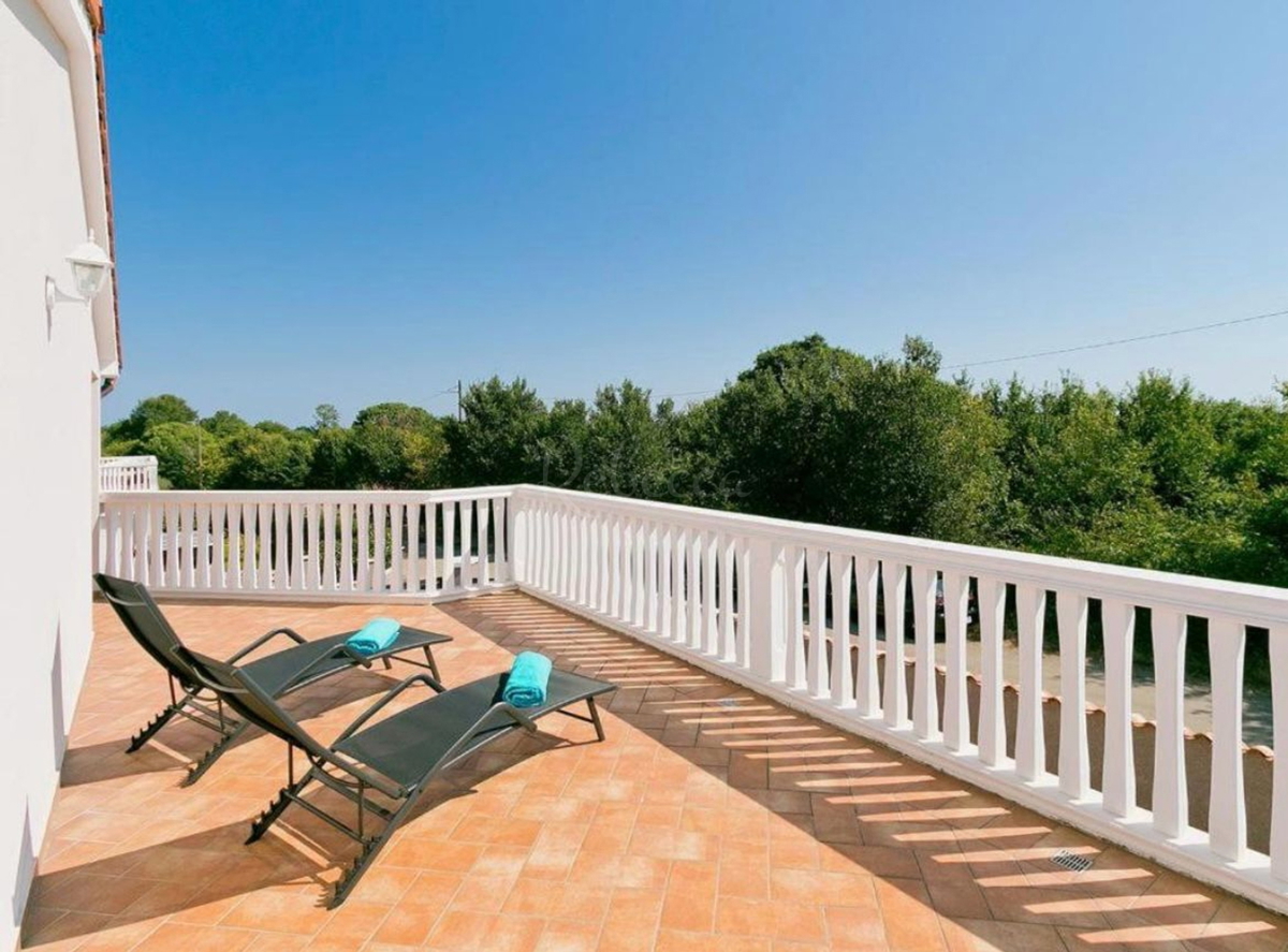 Casa completamente arredata con piscina e garage a Loborica – ideale per famiglia o investimento