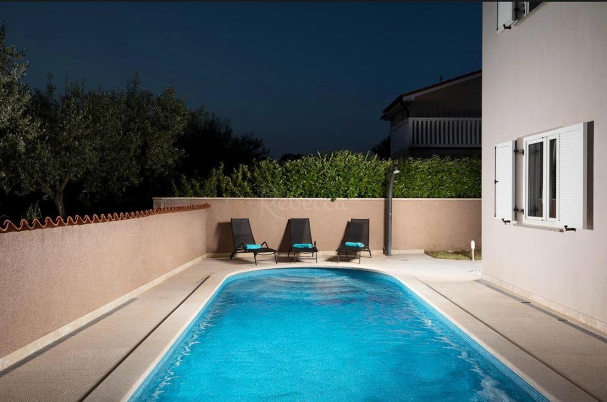 Casa completamente arredata con piscina e garage a Loborica – ideale per famiglia o investimento