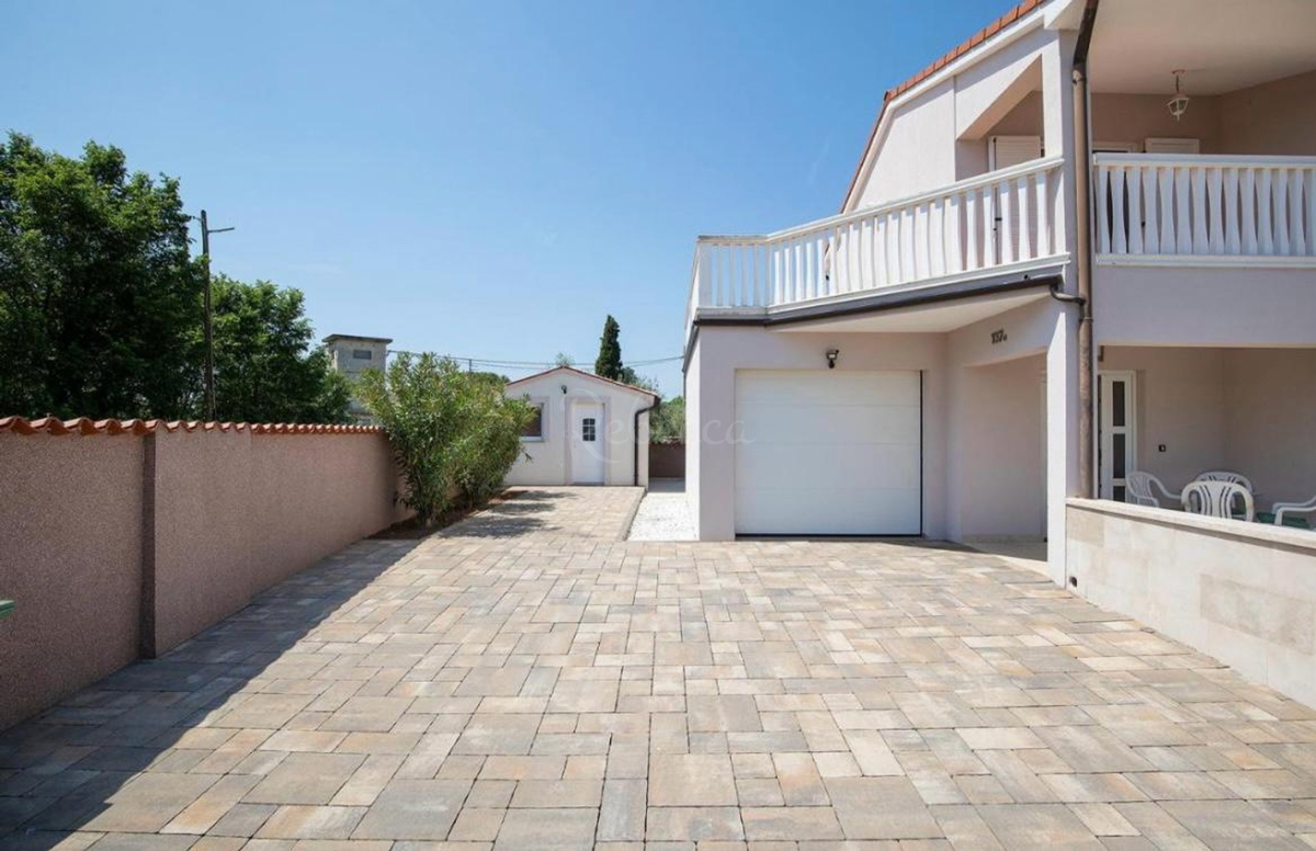 Casa completamente arredata con piscina e garage a Loborica – ideale per famiglia o investimento