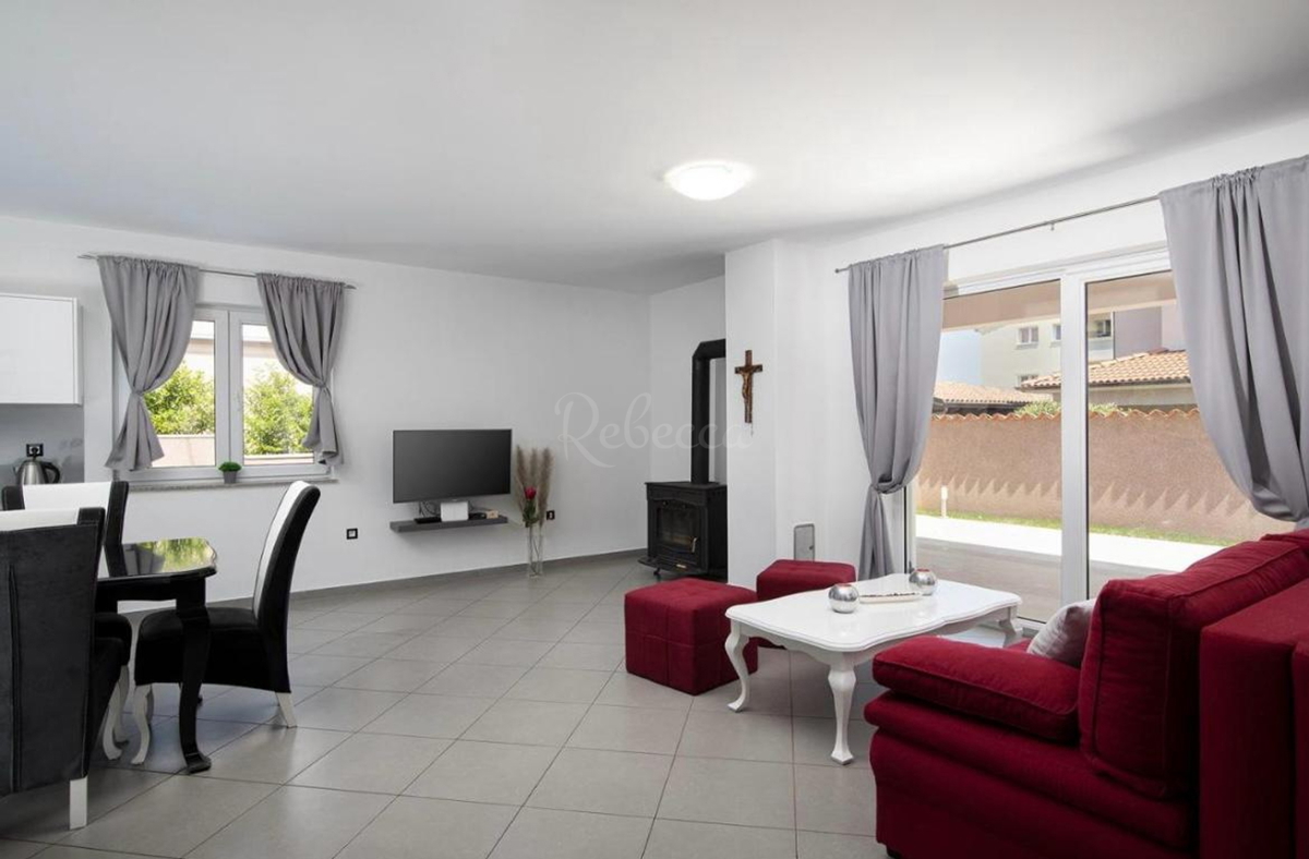 Casa completamente arredata con piscina e garage a Loborica – ideale per famiglia o investimento