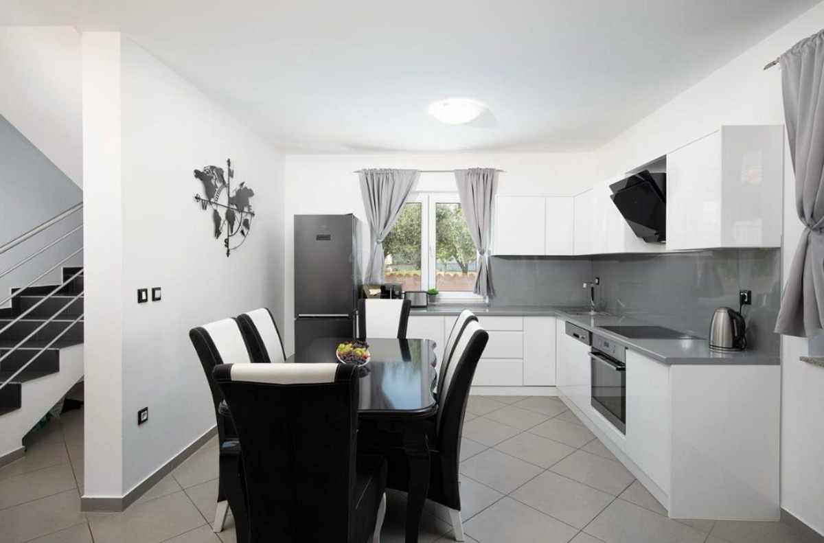 Casa completamente arredata con piscina e garage a Loborica – ideale per famiglia o investimento