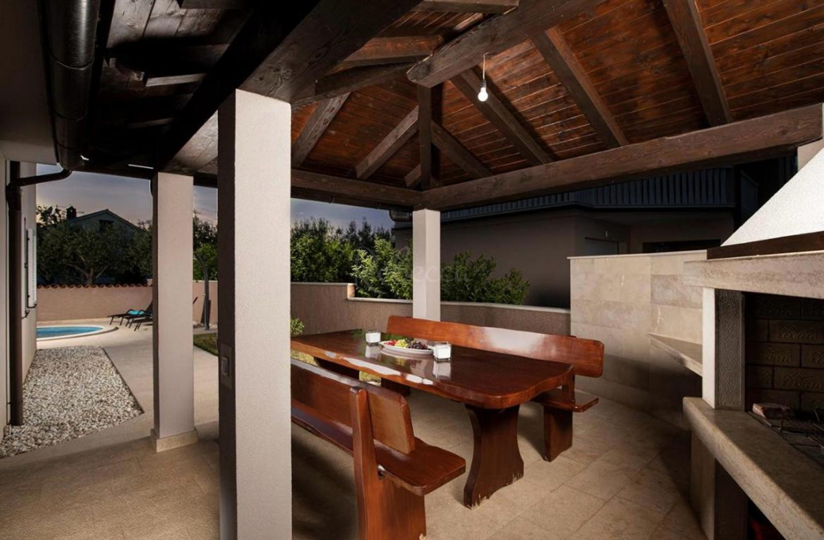 Casa completamente arredata con piscina e garage a Loborica – ideale per famiglia o investimento