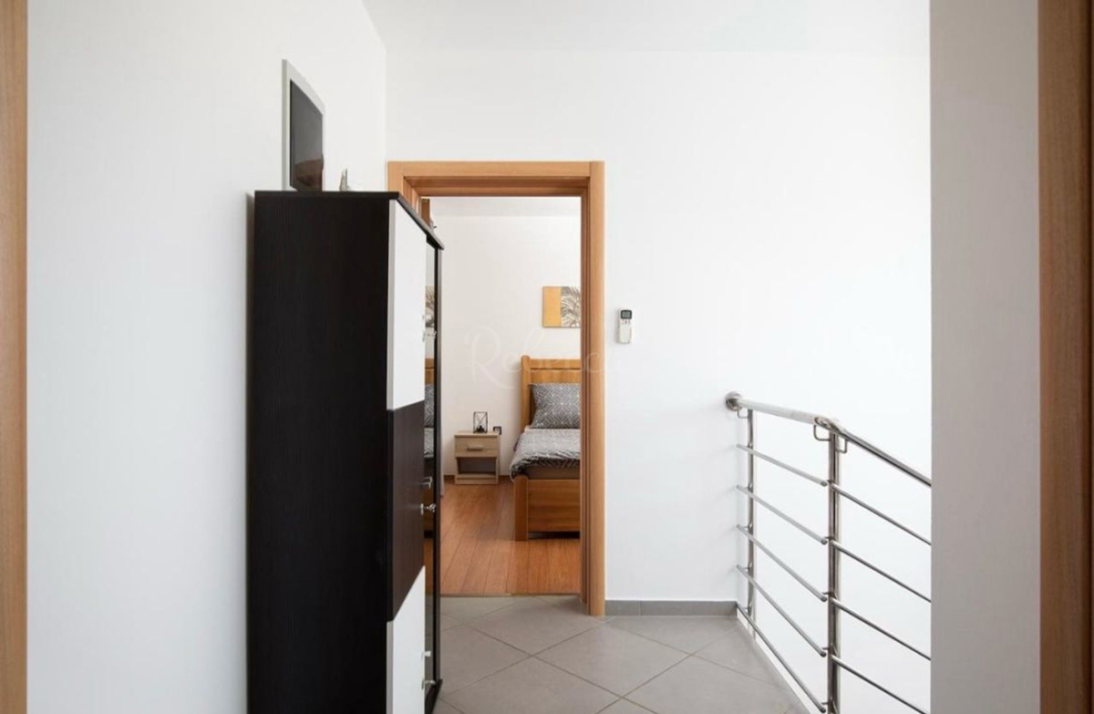 Casa completamente arredata con piscina e garage a Loborica – ideale per famiglia o investimento