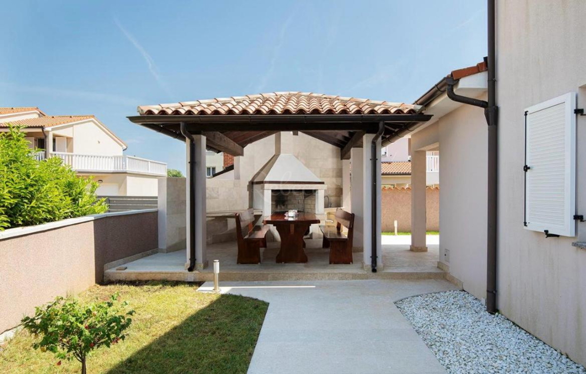 Casa completamente arredata con piscina e garage a Loborica – ideale per famiglia o investimento