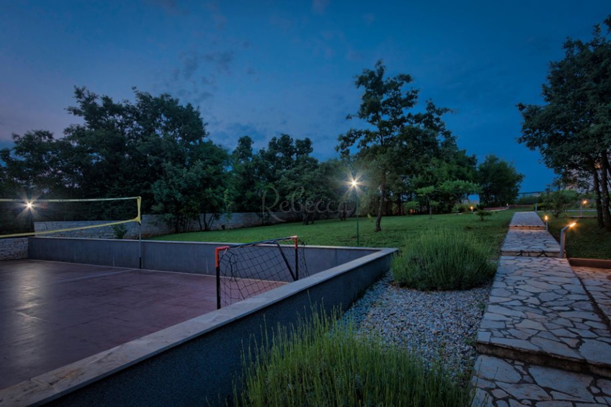 Villa in pietra con piscina