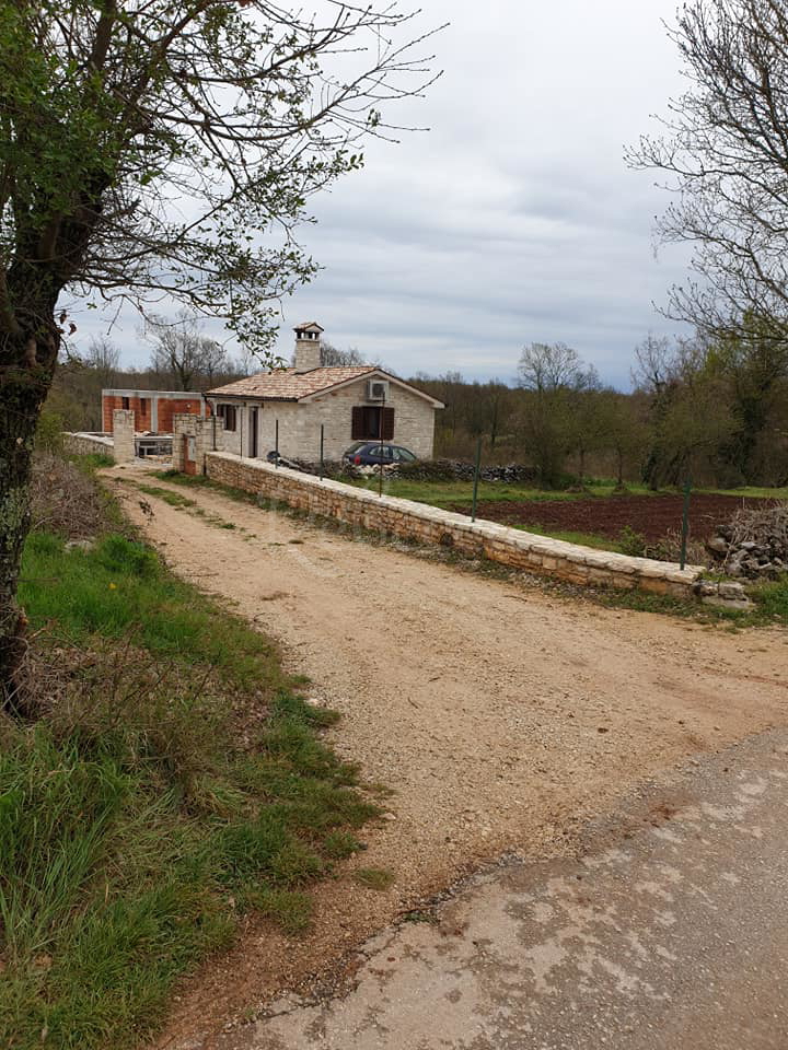 Dintorni di Brban: Piano terra con piscina, casa con tre appartamenti, terreno agricolo