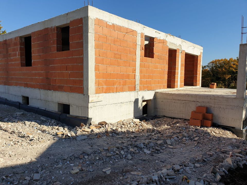 Dintorni di Brban: Piano terra con piscina, casa con tre appartamenti, terreno agricolo