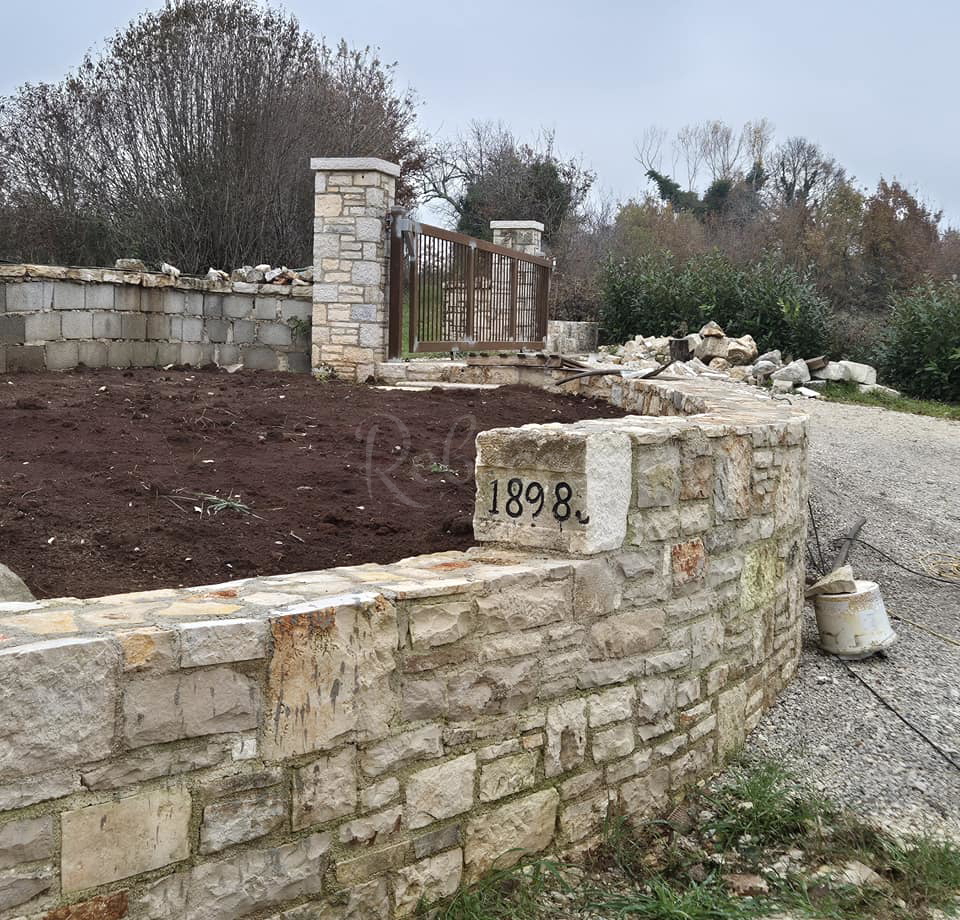 Dintorni di Brban: Piano terra con piscina, casa con tre appartamenti, terreno agricolo