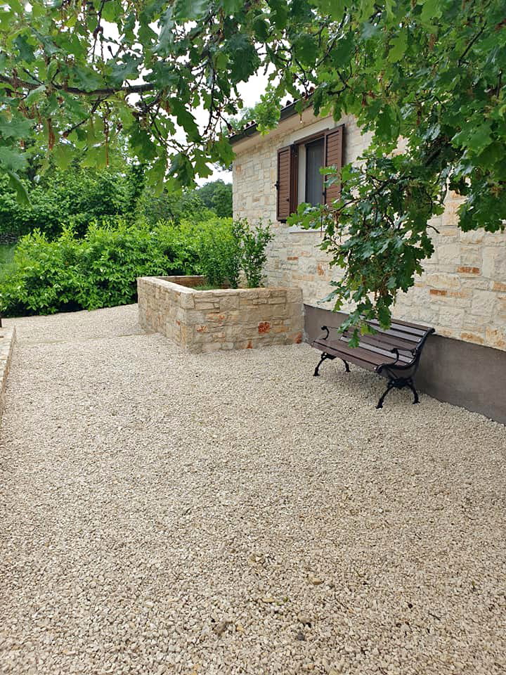 Dintorni di Brban: Piano terra con piscina, casa con tre appartamenti, terreno agricolo