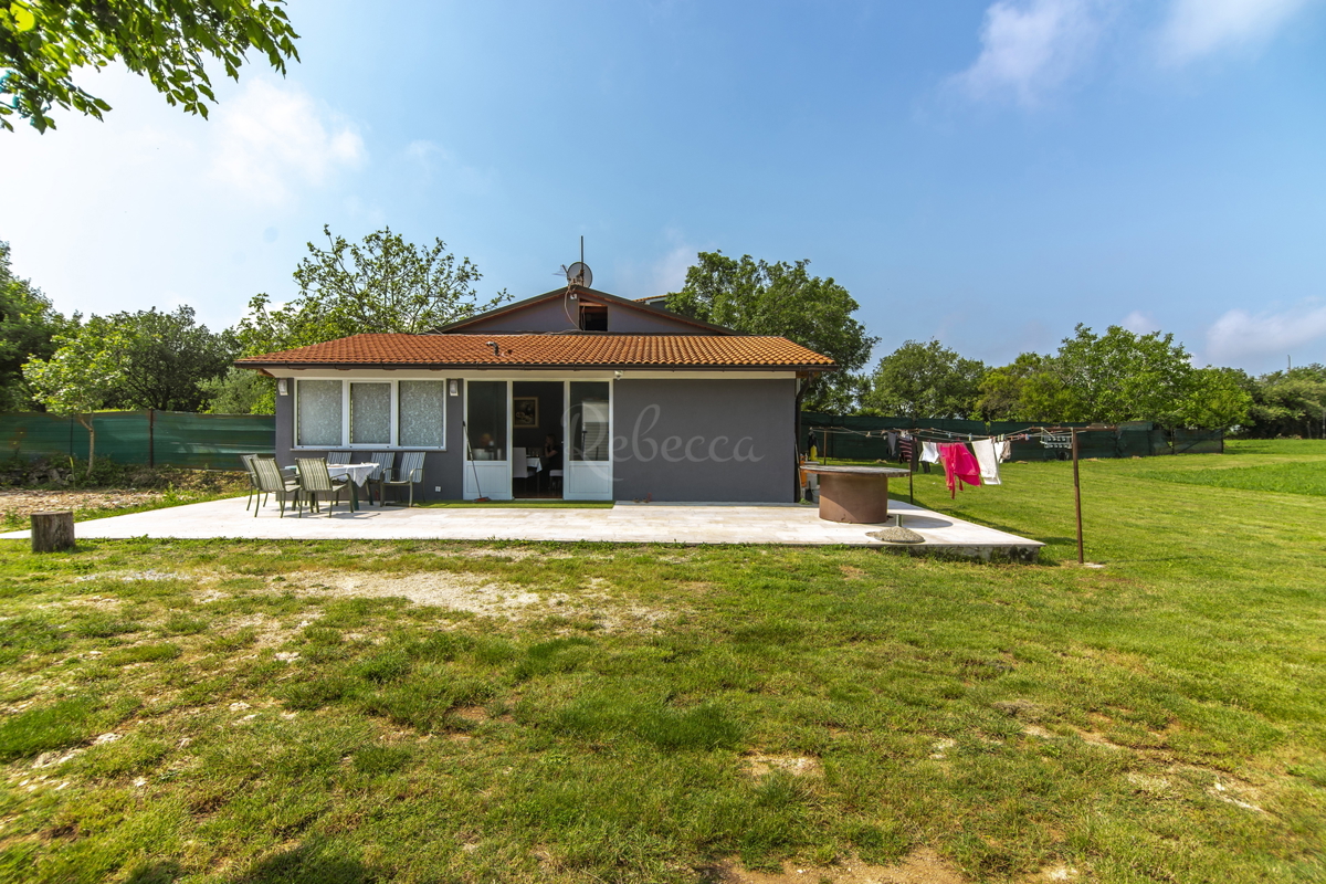 CROAZIA, ISTRIA, VALTURA: BELLA STAZIONE, TRE CASE, PISCINA, 16 000 m2 DI TERRENO