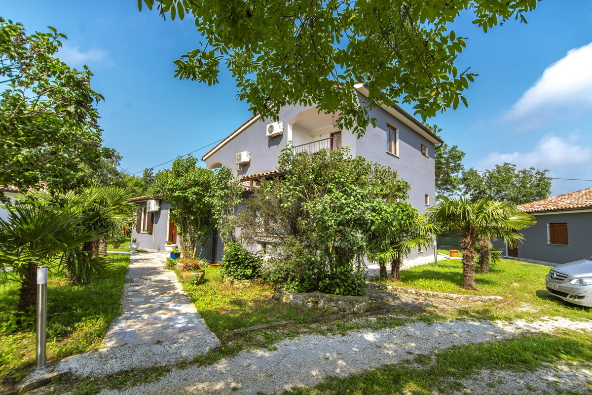 CROAZIA, ISTRIA, VALTURA: BELLA STAZIONE, TRE CASE, PISCINA, 16 000 m2 DI TERRENO