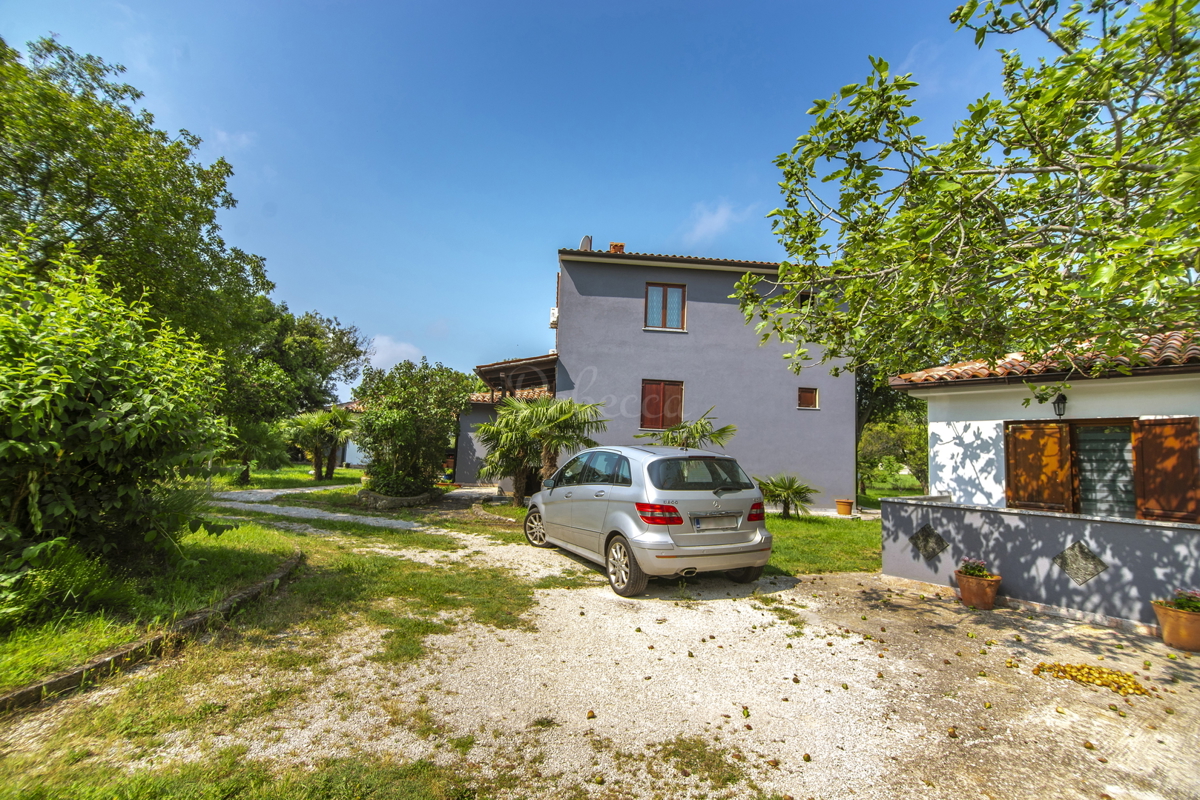 CROAZIA, ISTRIA, VALTURA: BELLA STAZIONE, TRE CASE, PISCINA, 16 000 m2 DI TERRENO