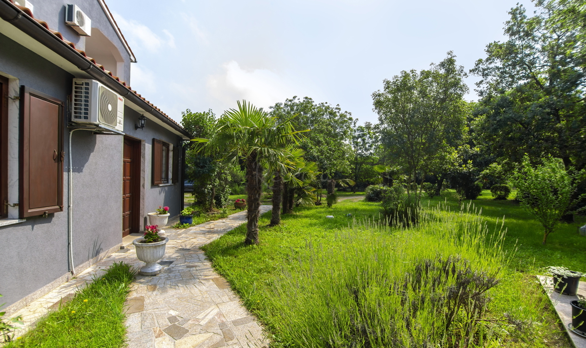 CROAZIA, ISTRIA, VALTURA: BELLA STAZIONE, TRE CASE, PISCINA, 16 000 m2 DI TERRENO