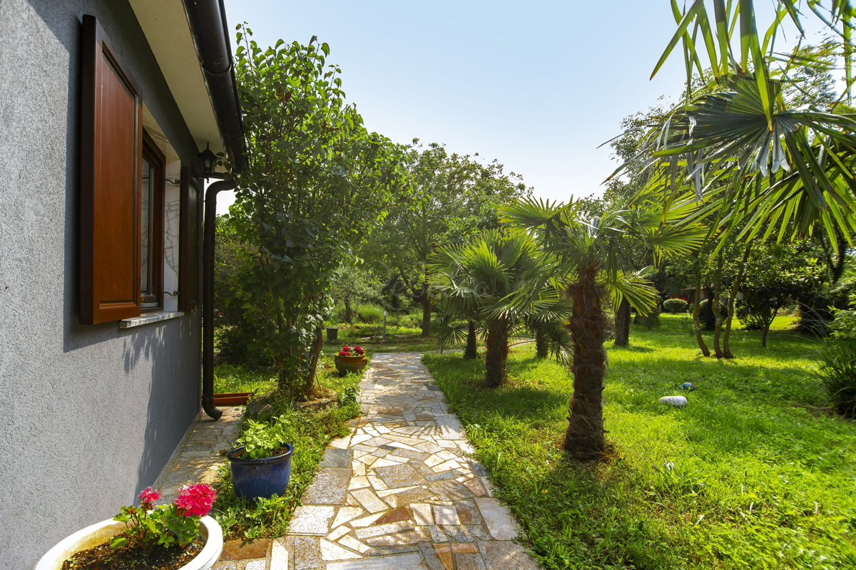 CROAZIA, ISTRIA, VALTURA: BELLA STAZIONE, TRE CASE, PISCINA, 16 000 m2 DI TERRENO