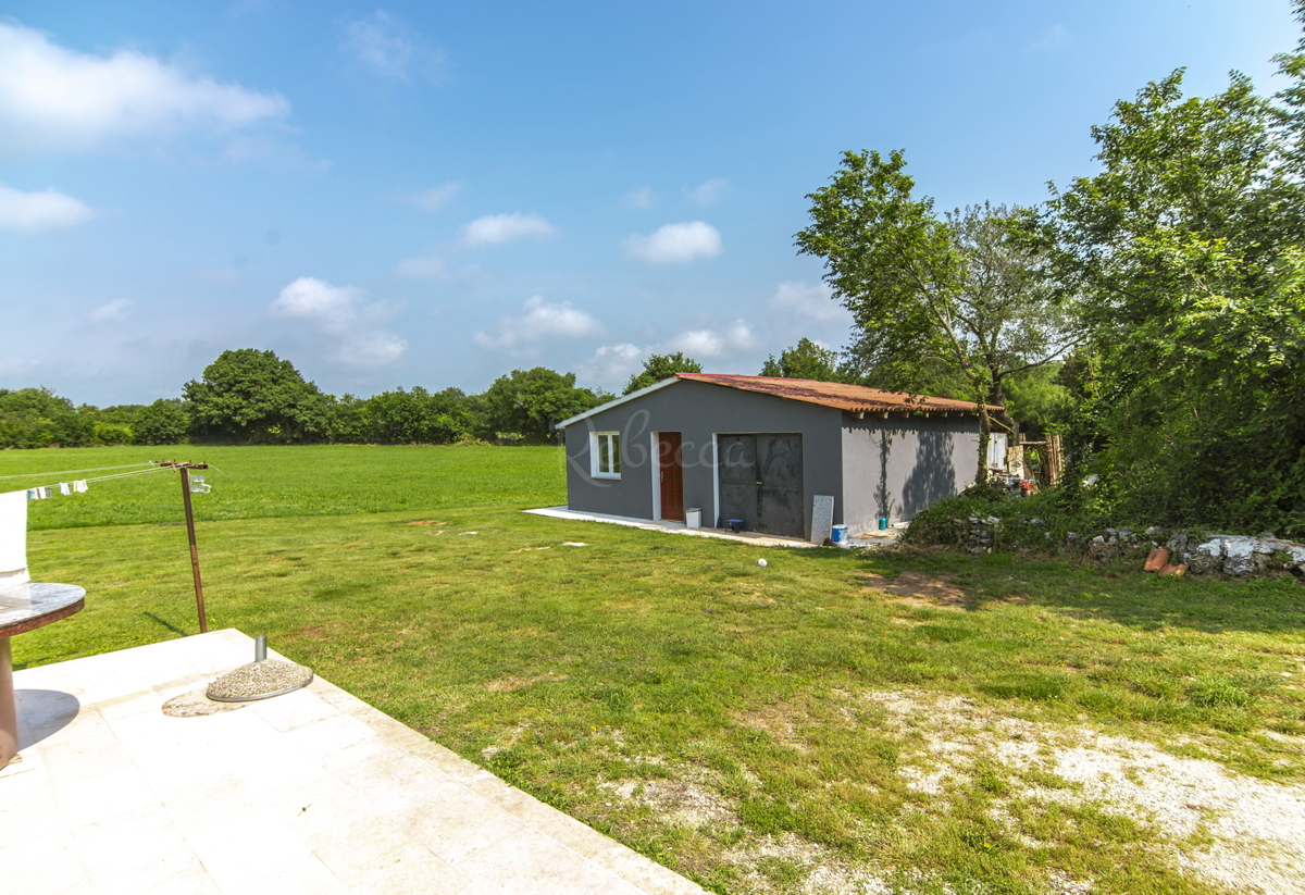 CROAZIA, ISTRIA, VALTURA: BELLA STAZIONE, TRE CASE, PISCINA, 16 000 m2 DI TERRENO