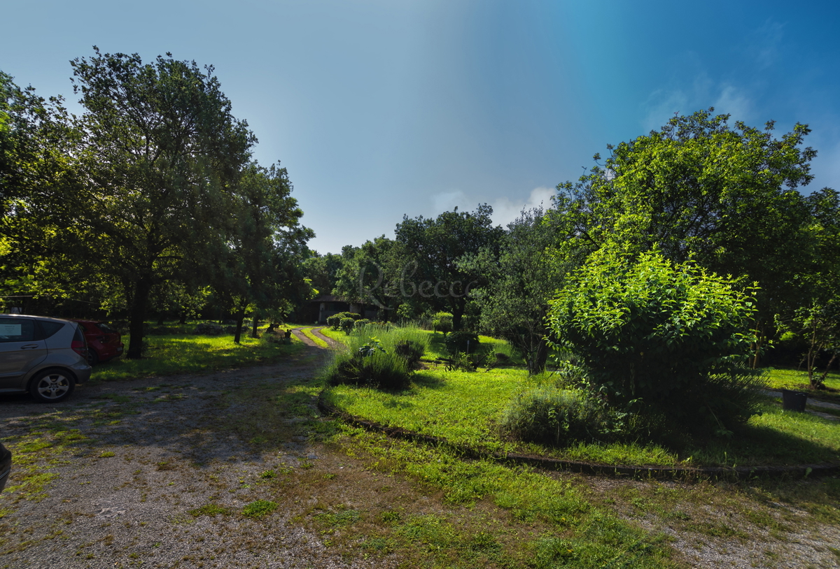 CROAZIA, ISTRIA, VALTURA: BELLA STAZIONE, TRE CASE, PISCINA, 16 000 m2 DI TERRENO